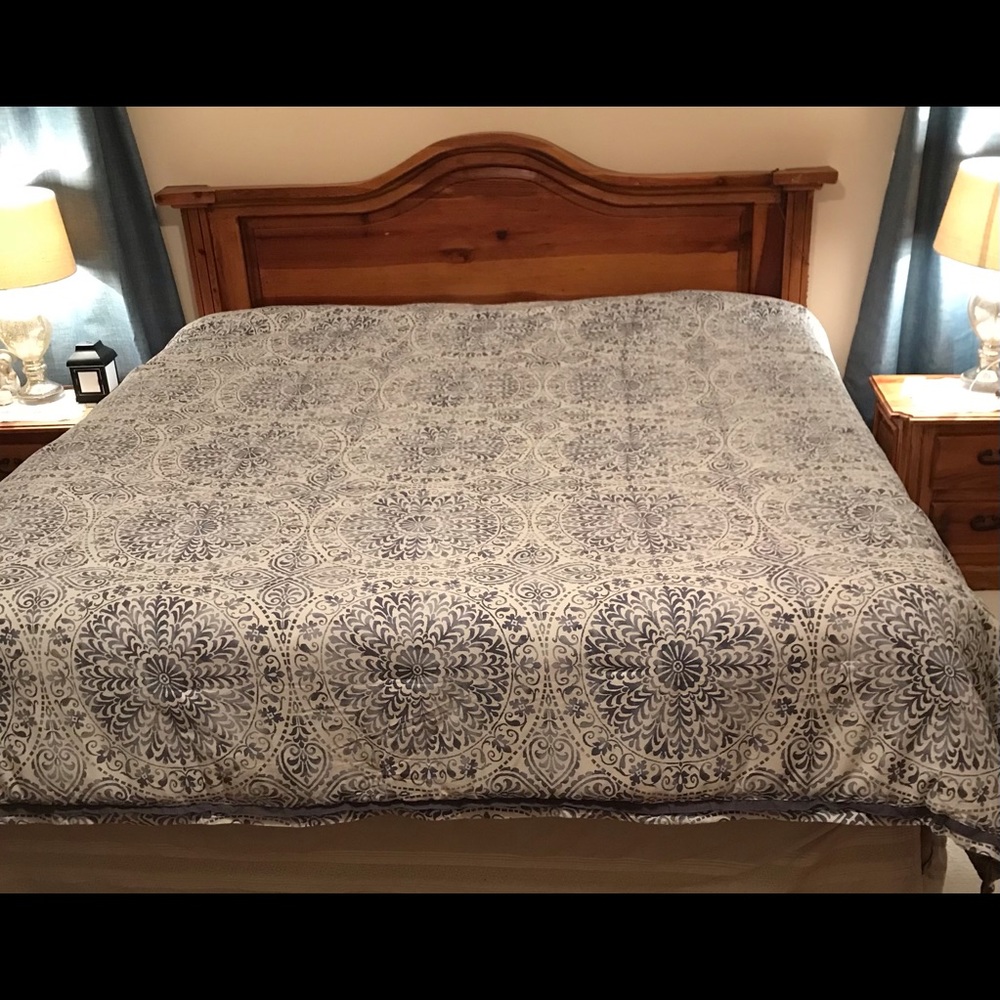 Beautiful warm comforter for a king size bed.
